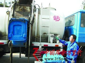 中型酒店賣(mài)泔水一年賺20萬(wàn)高利潤(rùn)致地溝油回流