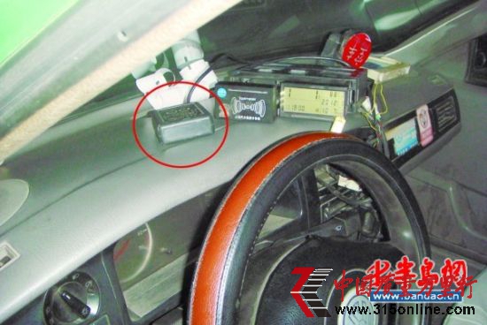 紅圈內(nèi)為連接在計(jì)價(jià)器上的汽車信號(hào)發(fā)生器(俗稱