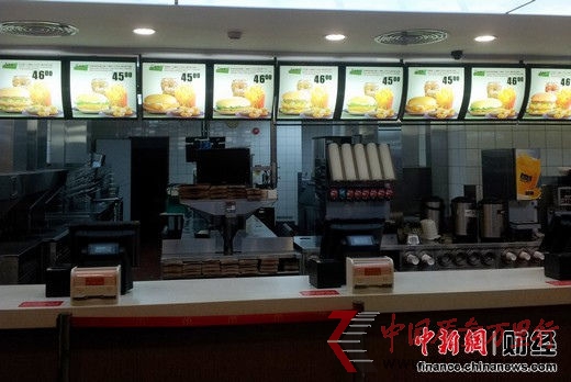 廣州中國進出口商品交易會展館地下的麥當勞餐廳里所有用于標示出售餐品的燈箱上只標出了售價45、46元的A、B、C、D四種套餐以及幾種甜品,卻未提及其他銷售單品的價格。 中新網 王槊攝