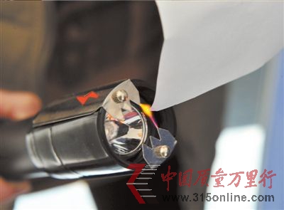 電棍射出的電流使A4紙張著火。本報記者陶冉攝 電棍射出的電流使A4紙張著火。本報記者陶冉攝