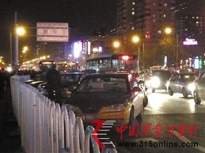 昨日18時30分許,東直門交通樞紐外,七八輛出租車打著“暫停”或“空車”燈停在路邊,司機詢問路人是否打車。 昨日18時30分許,東直門交通樞紐外,七八輛出租車打著“暫停”或“空車”燈停在路邊,司機詢問路人是否打車。