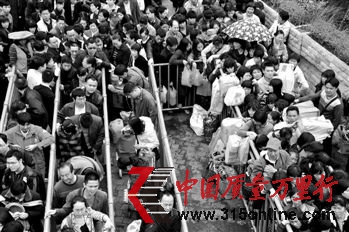 深圳中英街門口出關(guān)處的人龍猶如春運(yùn),人們手中提的最多的就是嬰兒用品,不少人手中提著好幾罐奶粉,甚至成箱購(gòu)買。IC