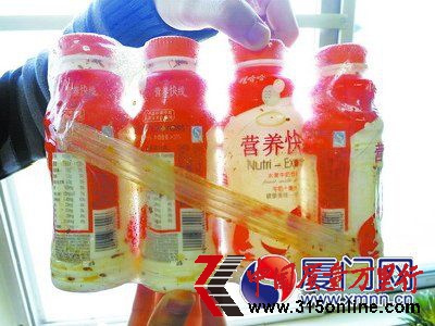 原味營養(yǎng)快線包裝內(nèi)依附著很多芝麻大小的褐色蟲子。