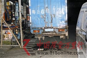 裝載問(wèn)題豬肉的藍(lán)色貨車(chē)。 裝載問(wèn)題豬肉的藍(lán)色貨車(chē)。
