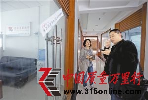 有業主到了實恒房地產經紀服務公司辦公地點收房租,才發現人去樓空。 有業主到了實恒房地產經紀服務公司辦公地點收房租,才發現人去樓空。