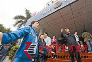 眾多業主和租客到派出所報警求助。 眾多業主和租客到派出所報警求助。