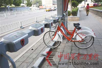 昨日,北京天壇東門附近的公共自行車租車點,一些自行車還未歸還。公共自行車使用率和周轉(zhuǎn)率持續(xù)上升,工作日車輛周轉(zhuǎn)率已超2.5次。9月、10月,有些站的車輛周轉(zhuǎn)率一天超過10次。